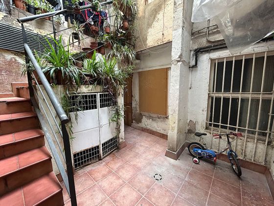 Foto 2 de Venta de piso en El Poble Sec - Parc de Montjuïc de 2 habitaciones con jardín
