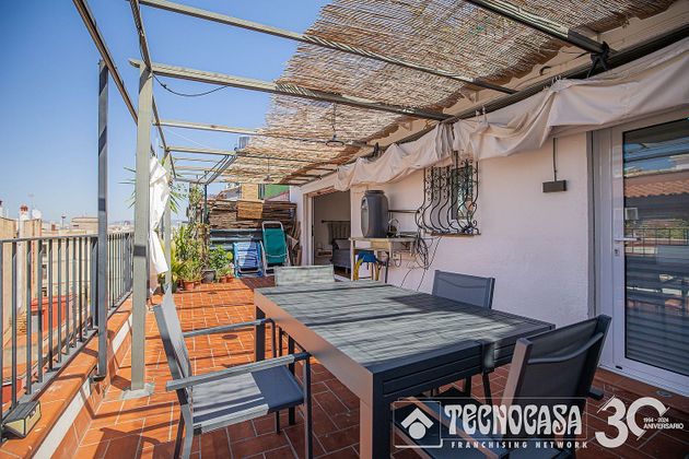 Foto 2 de Àtic en venda a El Poble Sec - Parc de Montjuïc de 2 habitacions amb terrassa i aire acondicionat