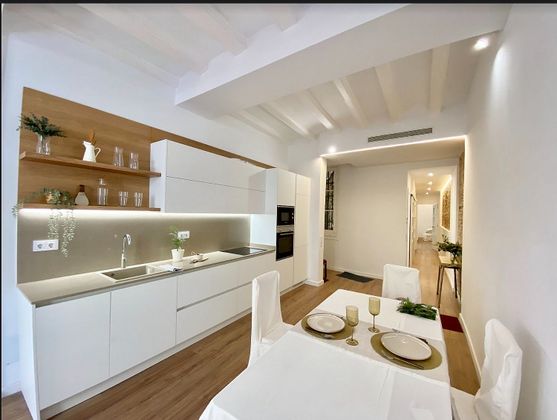 Foto 2 de Venta de piso en El Raval de 2 habitaciones con balcón y aire acondicionado