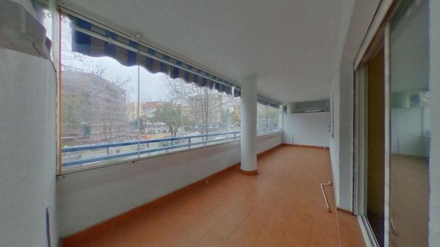 Foto 1 de Venta de piso en Los Jardines de Marbella - La Ermita de 3 habitaciones con terraza y piscina