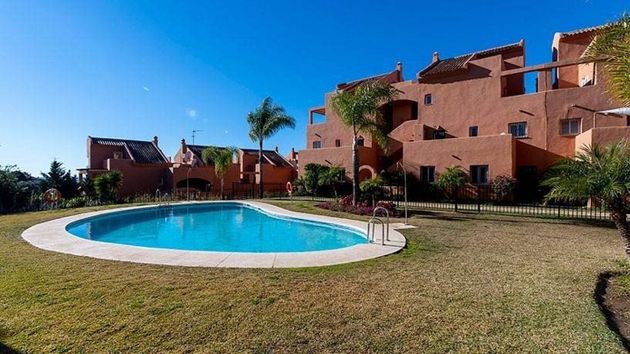 Foto 2 de Piso en venta en Elviria de 3 habitaciones con terraza y piscina
