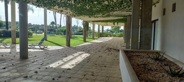 Foto 2 de Venta de local en Benahavís con terraza y piscina