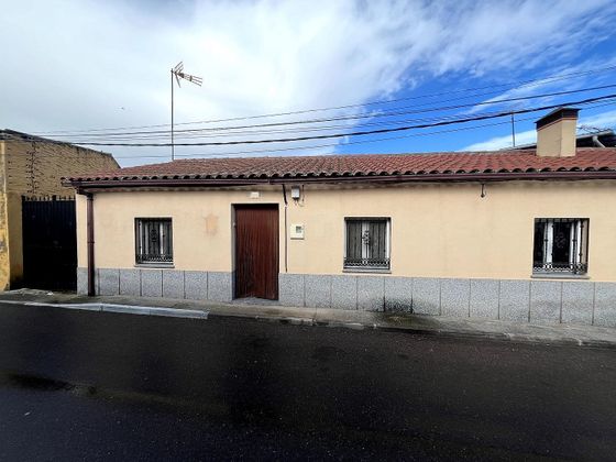 Foto 1 de Casa en venda a Cazalegas de 3 habitacions amb garatge i jardí