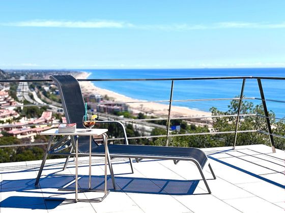 Foto 1 de Casa en alquiler en Botigues de Sitges - Garraf de 4 habitaciones con terraza y piscina