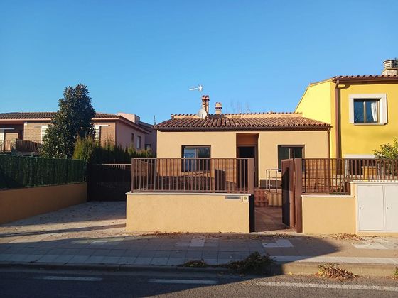Foto 1 de Casa en lloguer a calle Palamos de 3 habitacions amb terrassa i garatge