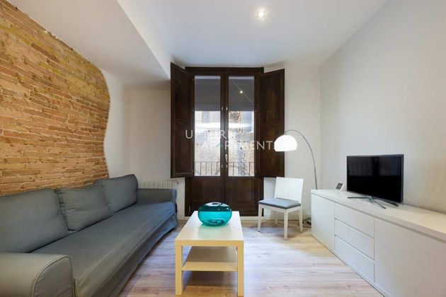 Foto 2 de Alquiler de piso en El Raval de 2 habitaciones con terraza y muebles