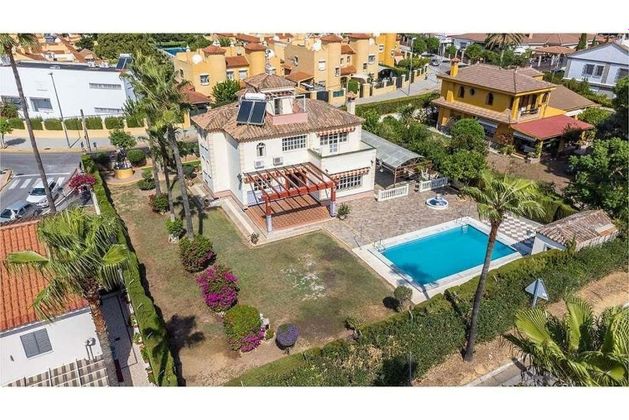 Foto 1 de Casa en venda a Montequinto de 6 habitacions amb terrassa i piscina