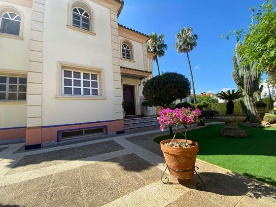 Foto 2 de Casa en venda a Montequinto de 6 habitacions amb terrassa i piscina