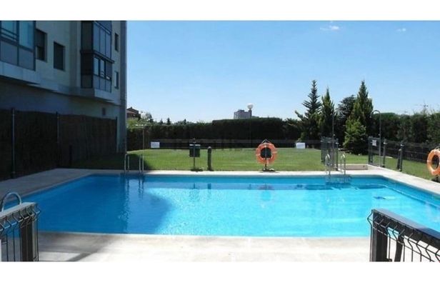 Foto 1 de Alquiler de piso en calle Bausá de 1 habitación con piscina y jardín