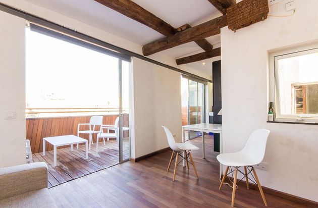 Foto 1 de Alquiler de ático en Sant Pere, Santa Caterina i la Ribera con terraza y muebles
