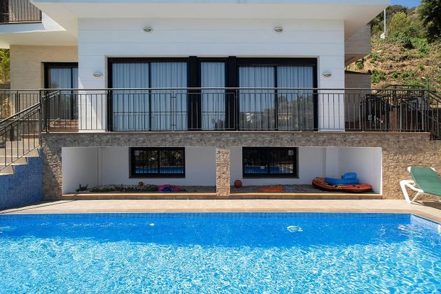 Foto 2 de Xalet en venda a calle De Himalaia de 5 habitacions amb terrassa i piscina