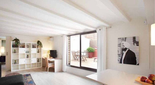 Foto 1 de Àtic en lloguer a Sant Pere, Santa Caterina i la Ribera de 1 habitació amb terrassa i mobles