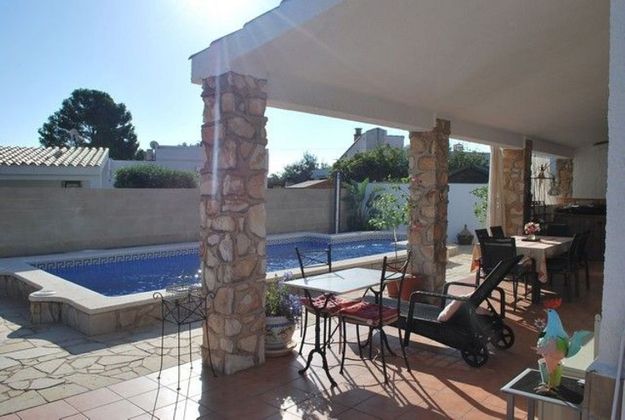 Foto 2 de Chalet en venta en Calafat de 5 habitaciones con terraza y piscina