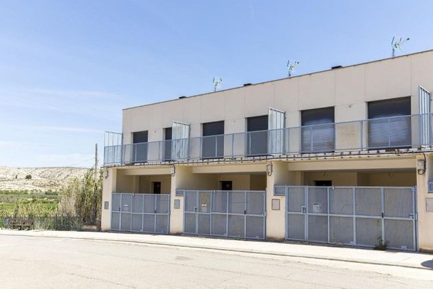 Foto 1 de Casa en venta en Mediana de Aragón de 3 habitaciones con garaje y jardín