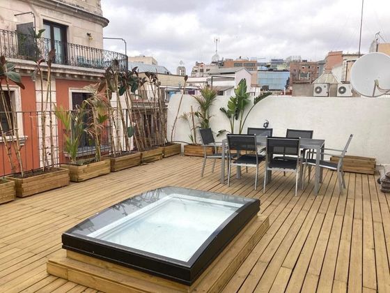 Foto 2 de Àtic en venda a El Gòtic de 2 habitacions amb terrassa i aire acondicionat