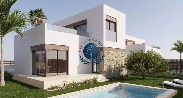 Foto 1 de Casa adosada en venta en Cala de Finestrat de 3 habitaciones con terraza y piscina
