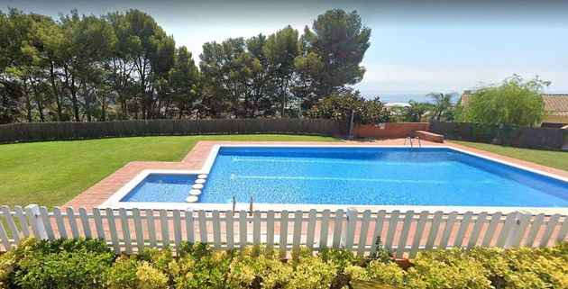 Foto 2 de Casa adosada en venta en Santa Susanna de 4 habitaciones con terraza y piscina