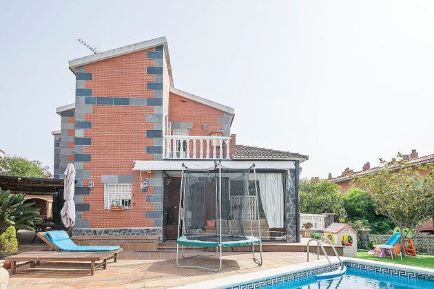 Foto 1 de Venta de chalet en Tiana de 5 habitaciones con terraza y piscina