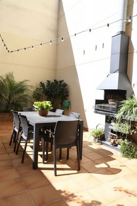 Foto 2 de Casa adossada en venda a Sant Andreu de Palomar de 4 habitacions amb terrassa i jardí