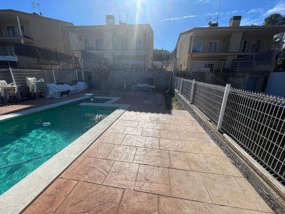 Foto 2 de Venta de casa adosada en avenida De Canyelles de 4 habitaciones con terraza y piscina