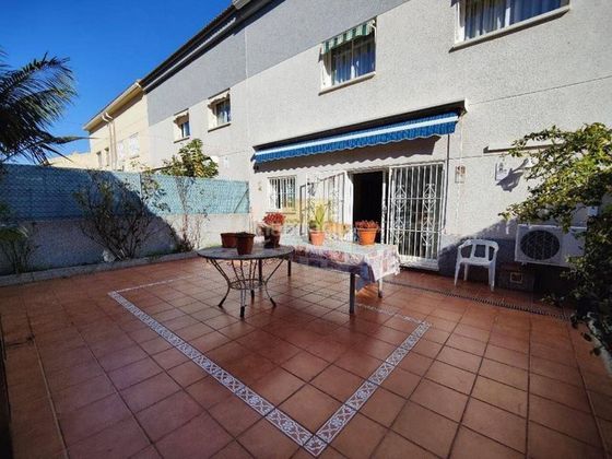 Foto 2 de Casa adossada en venda a calle Rocacresta de 4 habitacions amb terrassa i garatge