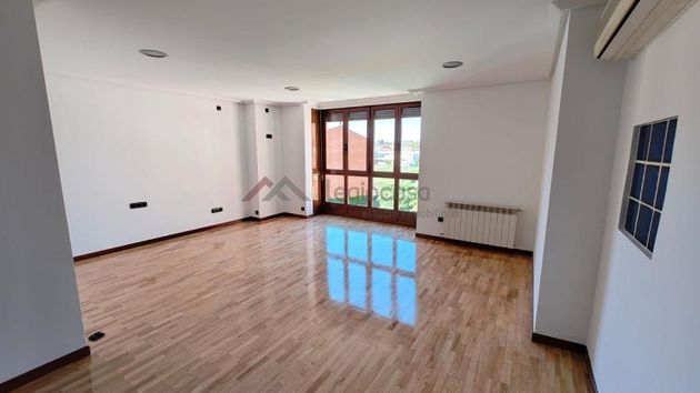 Foto 1 de Venta de piso en Crucero - Pinilla de 3 habitaciones con terraza y piscina