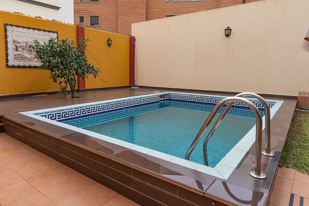 Foto 2 de Venta de casa en Nervión de 5 habitaciones con terraza y piscina