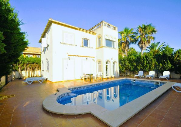Foto 1 de Alquiler de chalet en calle Sant Jordi de 3 habitaciones con terraza y piscina