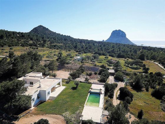 Foto 1 de Xalet en venda a Cala Vedella - Cala Tarida - Cala Conta de 10 habitacions amb terrassa i piscina