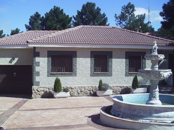 Foto 2 de Venta de chalet en Marugán de 4 habitaciones con terraza y piscina