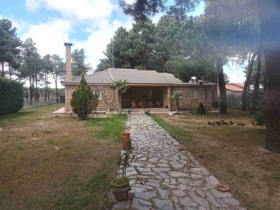 Foto 2 de Venta de chalet en Marugán de 3 habitaciones con terraza y jardín