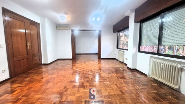 Foto 1 de Piso en venta en Nueva España de 3 habitaciones con terraza y garaje