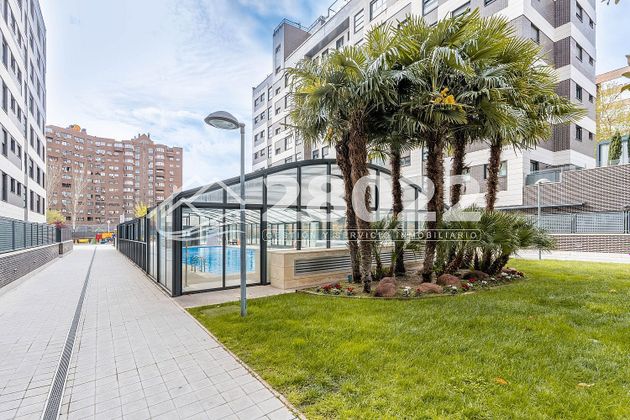 Foto 2 de Venta de piso en calle De Carlos y Guillermo Fernández Shaw de 2 habitaciones con terraza y piscina