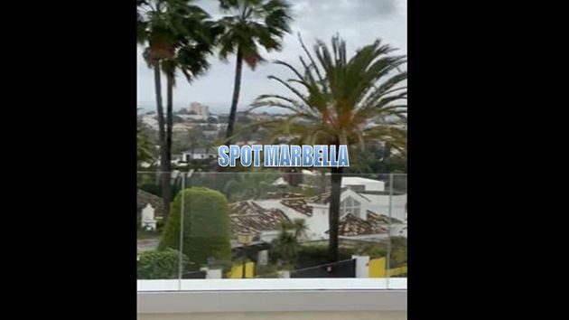 Foto 1 de Alquiler de piso en urbanización Azahar de Marbella de 3 habitaciones con terraza y piscina