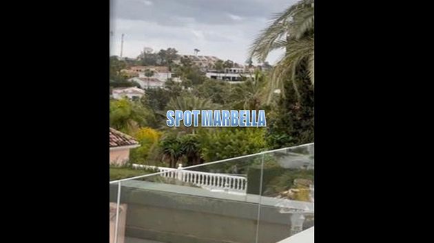 Foto 2 de Alquiler de piso en urbanización Azahar de Marbella de 3 habitaciones con terraza y piscina