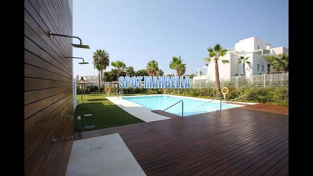 Foto 1 de Piso en alquiler en urbanización Jade Beach de 2 habitaciones con terraza y piscina