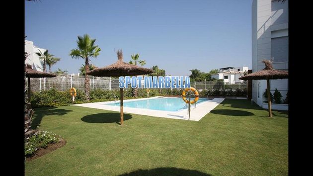 Foto 2 de Piso en alquiler en urbanización Jade Beach de 2 habitaciones con terraza y piscina