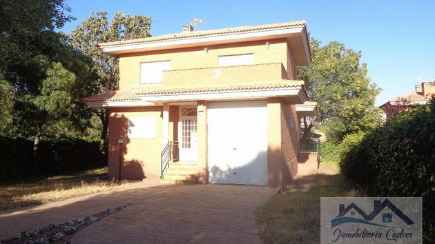 Foto 2 de Chalet en venta en Miraflores de la Sierra de 3 habitaciones con terraza y garaje