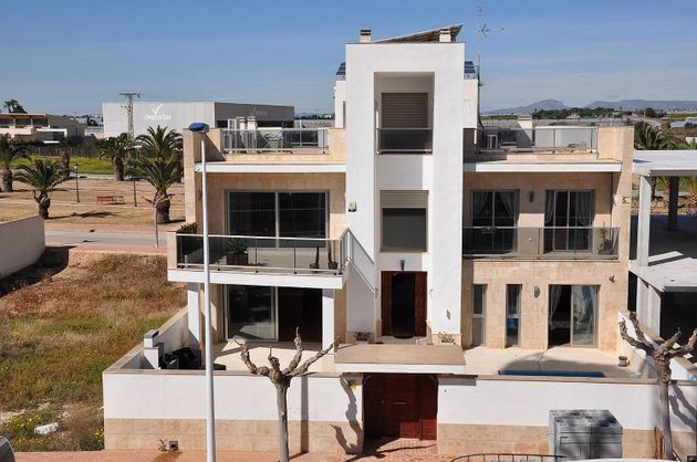 Foto 1 de Casa en venta en calle Juan de Mesa de 5 habitaciones con terraza y piscina