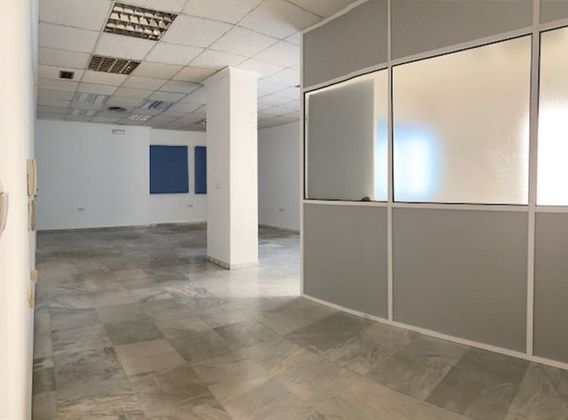 Foto 1 de Alquiler de oficina en La Calzada de 80 m²