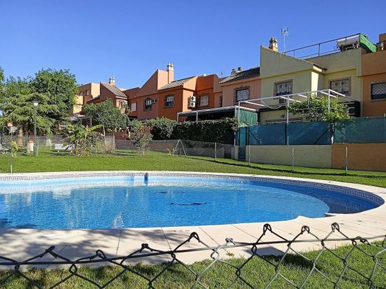 Foto 2 de Venta de casa adosada en Montequinto de 3 habitaciones con terraza y piscina