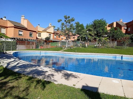 Foto 1 de Venta de casa adosada en Montequinto de 3 habitaciones con terraza y piscina
