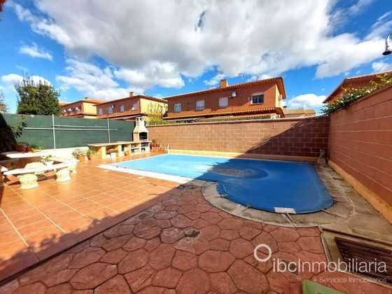 Foto 1 de Casa en venda a Ugena de 4 habitacions amb piscina i jardí