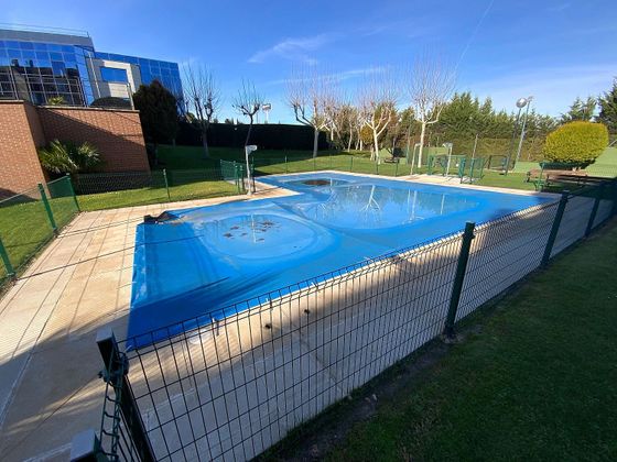 Foto 1 de Piso en venta en Dehesa Navalcarbón – Montecillo de 3 habitaciones con terraza y piscina