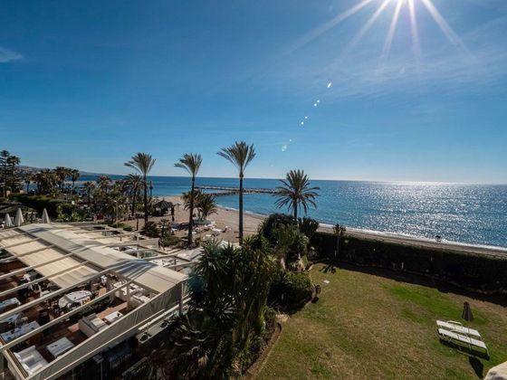 Foto 1 de Pis en venda a Puerto Banús de 2 habitacions amb terrassa i piscina