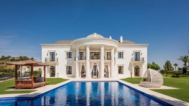 Foto 1 de Xalet en venda a Cabo Pino - Reserva de Marbella de 7 habitacions amb terrassa i piscina