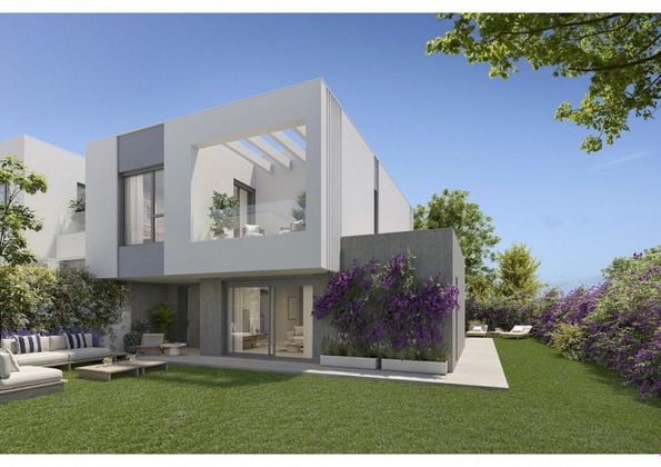 Foto 1 de Casa adosada en venta en Elviria de 3 habitaciones con terraza y piscina