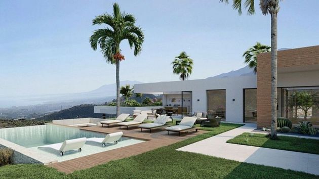 Foto 1 de Chalet en venta en Los Monteros - Bahía de Marbella de 4 habitaciones con terraza y piscina