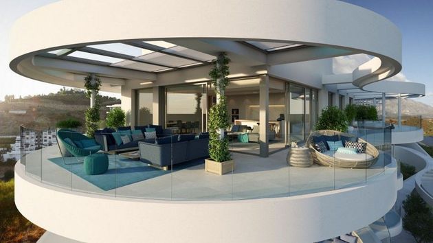 Foto 2 de Venta de piso en Benahavís de 3 habitaciones con terraza y piscina