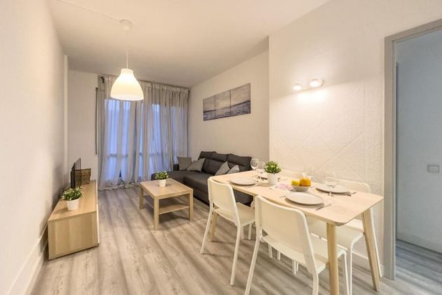 Foto 1 de Piso en alquiler en vía Gran de Les Corts Catalanes de 3 habitaciones con terraza y muebles